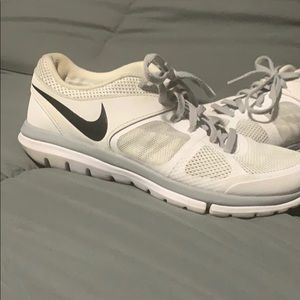 Like new WHITE NIKE FLEX RUN SNEAKERS
